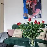 Urbanvibe Centrum | Stylish 2Br Hideaway *