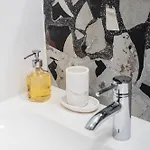 Urbanvibe Centrum | Stylish 2Br Hideaway アパート *