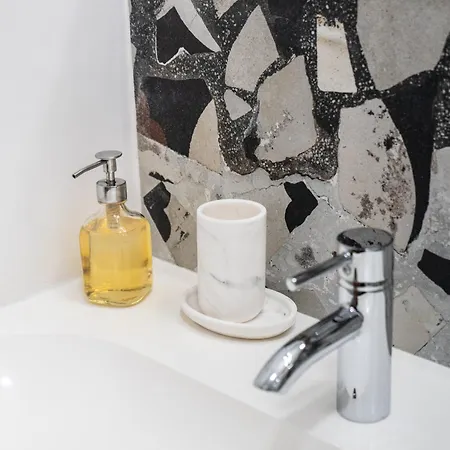 Oomph Urbanvibe Centrum Stylish 2br Hideaway 公寓 *